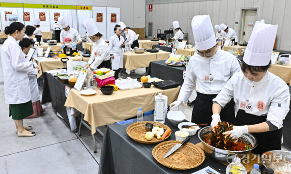 9일 오전 수원컨벤션센터에서 열린 ‘2025 전국김치경연대회’에서 참가자들이 다양한 김치를 만들고 있다. ‘2025 경기 김치페스타’의 일환으로 열린 전국김치경연대회는 경기농산물로 만든 이색 김치를 발굴하기 위해 개최했다. 홍기웅기자