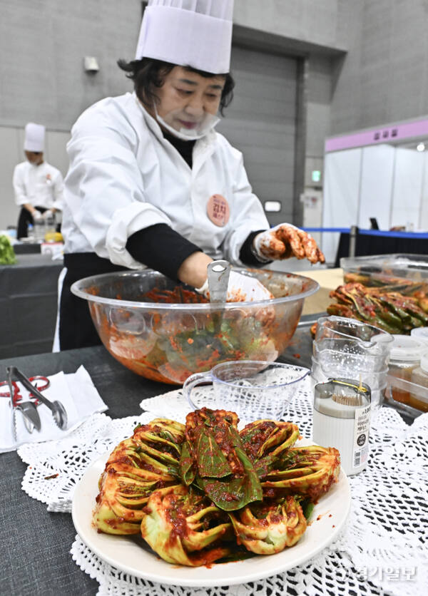 9일 오전 수원컨벤션센터에서 열린 ‘2025 전국김치경연대회’에서 참가자들이 다양한 김치를 만들고 있다. ‘2025 경기 김치페스타’의 일환으로 열린 전국김치경연대회는 경기농산물로 만든 이색 김치를 발굴하기 위해 개최했다. 홍기웅기자