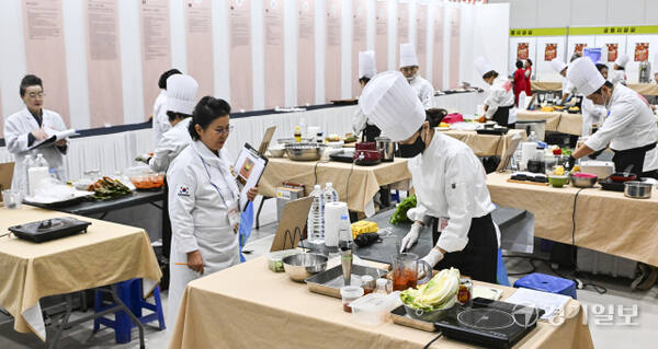 9일 오전 수원컨벤션센터에서 열린 ‘2025 전국김치경연대회’에서 참가자들이 다양한 김치를 만들고 있다. ‘2025 경기 김치페스타’의 일환으로 열린 전국김치경연대회는 경기농산물로 만든 이색 김치를 발굴하기 위해 개최했다. 홍기웅기자