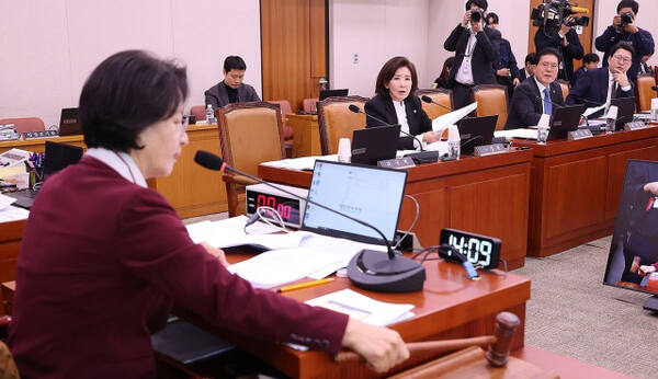 6일 서울 여의도 국회에서 열린 법제사법위원회 전체회의에서 추미애 위원장이 의사봉을 두드리고 있다. 연합뉴스