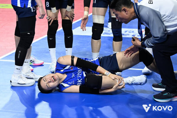 7일 인천 흥국생명전서 오른쪽 발목을 다쳐 통증을 호소하는 화성 IBK기업은행의 김하경. 한국배구연맹 제공