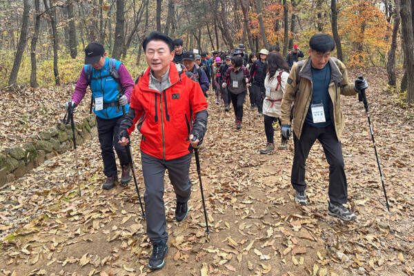 김동근 의정부시장이 시민들과 함께 지난 9일부터 10일까지 1박 2일간 수락산, 천보산, 용암산 등에서 ‘산림 휴양 탐방로 발굴을 위한 사전답사’를 하고 있다.