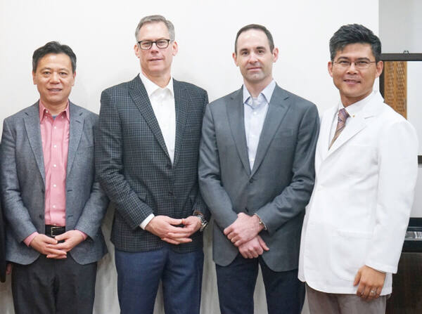 맨 왼쪽부터 닥터 웬춘 취, 닥터 윌리엄 모욱, 닥터 제이슨 엘드리지, 김기옥 병원장. 모커리한방병원