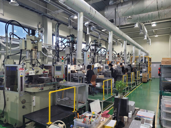 안산 세기콘트롤 공장에서 근로자들이 온도 제어장치 제조 작업을 하고 있다. 세기콘트롤 제공