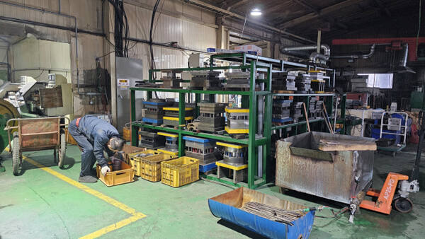 안성 놋반안성방짜유기 공장에서 한 근로자가 각종 금형과 제품을 정리하고 있다. 놋반안성방짜유기 제공