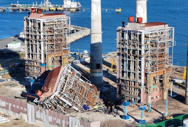 10일 오후 울산화력발전소 보일러 타워 붕괴 현장 모습. 연합뉴스