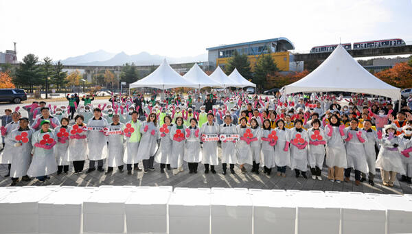 김동근 시장이 지난 11일 ‘제20회 김장나누기 행복곱하기’ 행사에서 참여자들과 기념사진을 찍고 있다. 의정부시 제공