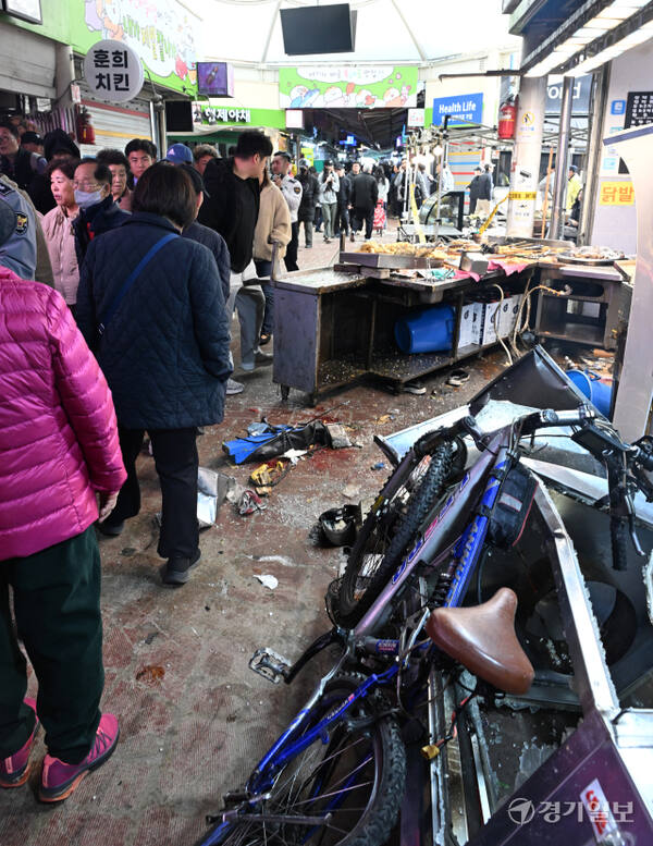 13일 경기 부천 오정구 원종동 제일시장에서 A 씨가 몰던 1톤 트럭이 돌진하는 사고가 발생했다. 사진은 이날 사고 현장의 모습.조병석기자