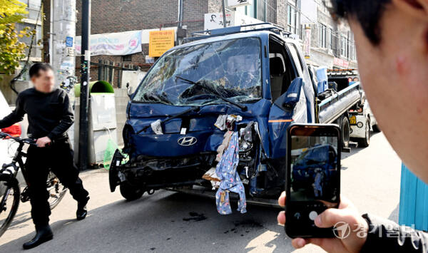 13일 경기 부천 오정구 원종동 제일시장에서 A 씨가 몰던 1톤 트럭이 돌진 사고로 2명이 숨지고 18명이 다치는 사고가 발생해 경찰 관계자들이 사고차량을 견인하고 있다.조병석기자