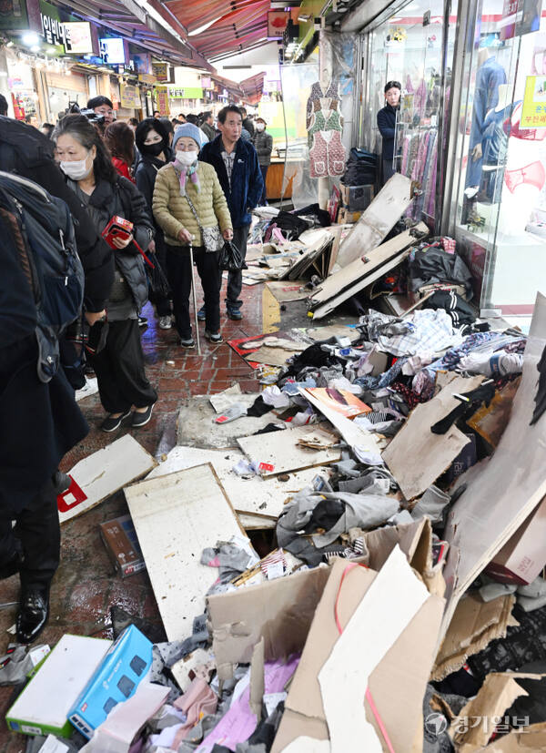 13일 경기 부천 오정구 원종동 제일시장에서 A 씨가 몰던 1톤 트럭이 돌진 사고로 2명이 숨지고 18명이 다치는 사고가 일어났다. 사진은 이날 사고 현장의 모습.조병석기자