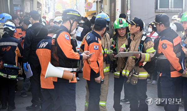 13일 경기 부천 오정구 원종동 제일시장에서 A 씨가 몰던 1톤 트럭이 돌진 사고로 2명이 숨지고 18명이 다치는 사고가 발생해 소방 관계자들이 현장대응을 하고 있다.조병석기자