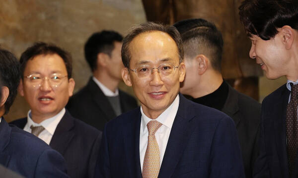 국민의힘 추경호 의원이 13일 서울 여의도 국회 본회의장으로 향하고 있다. 연합뉴스