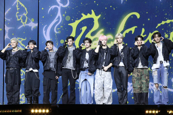 그룹 앤팀(&amp;TEAM)이 28일 서울 용산구 블루스퀘어에서 열린 한국 데뷔 미니 1집 '백 투 라이프'(Back to Life) 발매 기념 미디어 쇼케이스에서 포즈를 취하고 있다. 연합뉴스