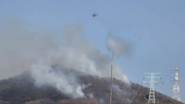 불곡산에서 발생한 산불로 연기가 피어오르는 모습. 연합뉴스