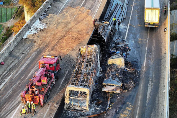 17일 오전 3시12분께 상주영천고속도로 양방향에서 대형 교통사고로 화재가 발생한 가운데 당국이 사고 수습을 하고 있다. 연합뉴스