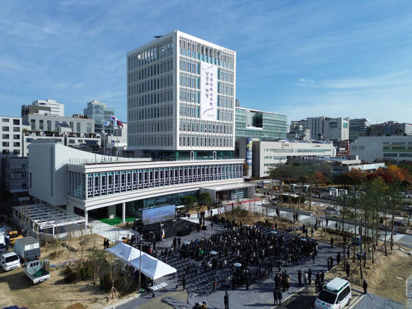 17일 수원특례시의회 신청사에서 이재식 의장과 이재준 수원시장, 지역 국회의원 및 유관 기관 관계자 등이 참석한 가운데 개청식이 진행되고 있다. 조주현기자