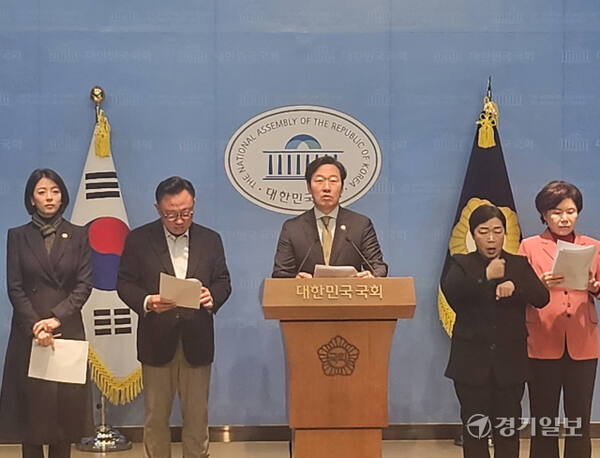 국민의힘 서울지역 국회의원들이 18일 김민석 국무총리 관련 기자회견을 하고 있다. 김영호기자