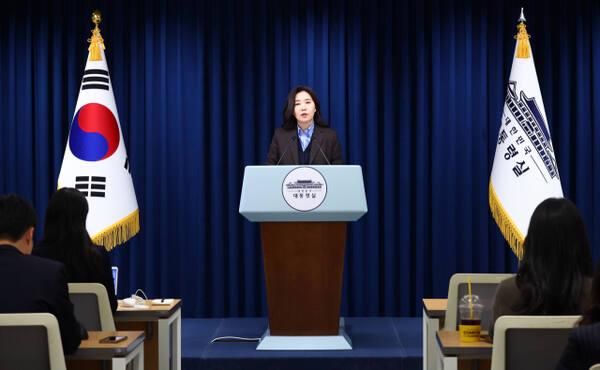 강유정 대변인이 용산 대통령실에서 브리핑을 하고 있다. 연합뉴스