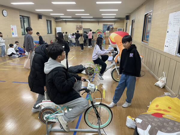 20일 참여형 프로그램으로 준비된 두드림 활동 자가발전 자전거를 학생들이 체험하고 있다. 구운초 제공