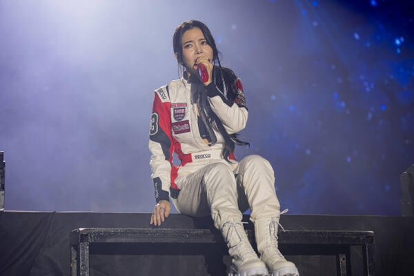 22일 싱가포르에서 열린 ‘솔라(Solar) 3rd CONCERT ‘Solaris’에서 열창 중인 솔라. 알비더블유 제공