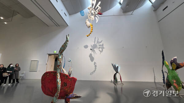 최수앙 작가의 신작 ‘괴물원’과 천장에 매달린 작품 ‘UFO’가 독특한 분위기를 자아낸다. 이나경기자