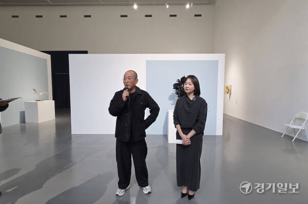 최수앙 작가가 자신의 신작과 작업 과정에 관해 이야기하고 있다. 이나경기자