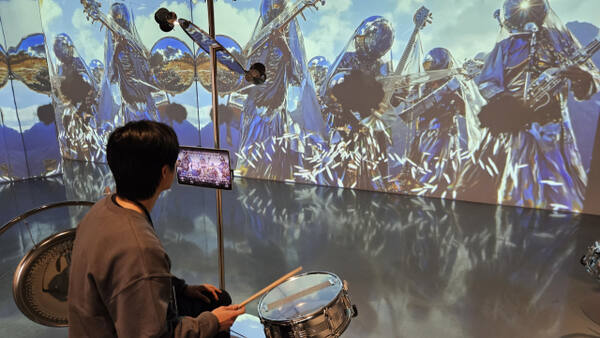 23일 인천아트플랫폼 ‘의문의 AI 展'에서 한 관객이 염인화 作 ‘솔라소닉 밴드’를 체험하고 있다. 박기웅기자