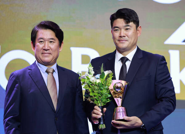 24일 서울 송파구 롯데호텔 월드에서 열린 2025 신한 SOL뱅크 KBO 시상식에서 투수 부문 홀드상을 수상한 SSG 랜더스의 노경은(오른쪽)이 조계현 전력강화위원장과 기념촬영을 하고 있다. 연합뉴스