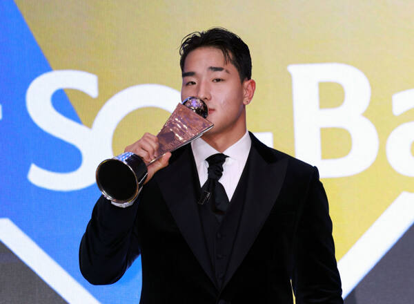 24일 서울 송파구 롯데호텔 월드에서 열린 2025 신한 SOL뱅크 KBO 시상식에서 신인상을 수상한 kt wiz 의 안현민이 트로피와 함께 기념촬영을 하고 있다. 연합뉴스
