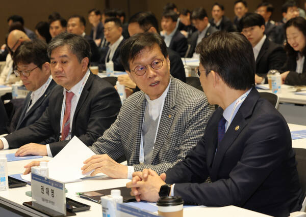 기사와 관련 없는 사진. 이창용 한국은행 총재가 지난 4일 '단기금융시장 발전과 코파 활성화를 위한 정책과제' 콘퍼런스에서 권대영 금융위원회 부위원장과 대화하고 있는 모습. 연합뉴스 제공