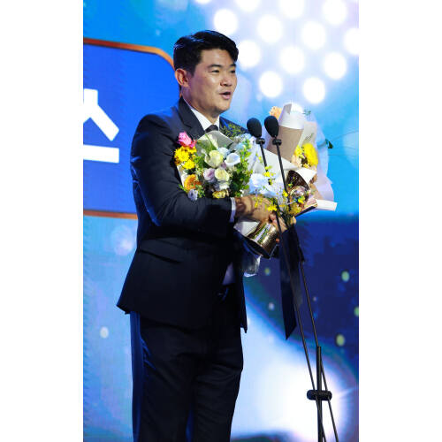 24일 열린 2025 신한 SOL뱅크 KBO 시상식에서 KBO리그 투수 부문 홀드상을 수상한 SSG 노경은이 소감을 말하고 있다. 연합뉴스 제공