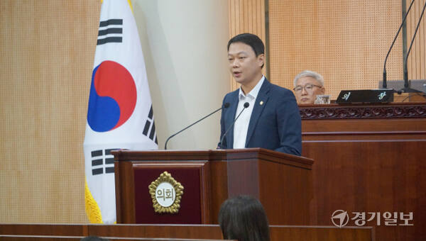 24일 열린 제299회 고양특례시의회 제2차 정례회 제3차 본회의에서 최규진 민주당 교섭단체 대표의원(고양마)이 의사진행 발언을 하고 있다. 신진욱기자