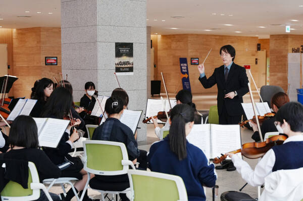 꿈쟁이오케스트라가 수원지역 행사장에서 공연을 하고 있는 모습. 수원시 제공