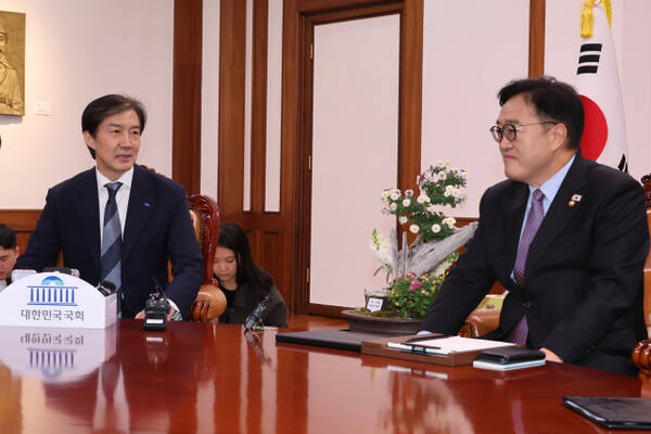 조국혁신당 조국 대표가 25일 서울 여의도 국회에서 우원식 국회의장을 예방해 대화하고 있다. 연합뉴스