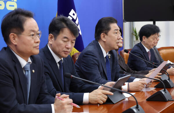 더불어민주당 김병기 원내대표가 25일 서울 여의도 국회에서 열린 원내대책회의에서 발언하고 있다. 연합뉴스