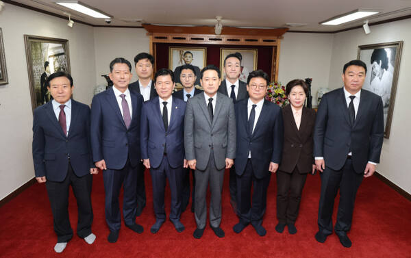 국민의힘 장동혁 대표가 25일 경북 구미시 상모동 박정희 전 대통령 생가에서 참배를 마친 뒤 기념촬영을 하고 있다. 연합뉴스