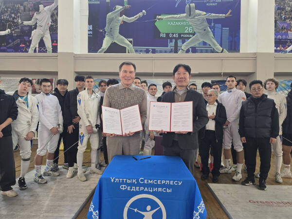 온현종 경기도펜싱협회장(오른쪽)과 미르불랏 아부오르 카자흐스탄 펜싱협회장이 18일 카자흐스탄 알마티에서 업무협약을 체결한 뒤 기념촬영을하고 있다. 경기도펜싱협회 제공