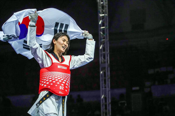 최근 방콕에서 열린 2025 월드태권도 그랑프리 챌린지에서 금메달을 획득한 이예지가 태극기를 들고 환호하고 있다. 동구청 제공