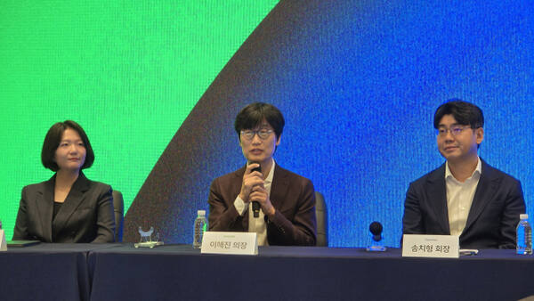 (왼쪽부터) 최수연 네이버 대표, 이해진 네이버 의장, 송치형 두나무 회장이 기자들의 질문에 답하고 있다. 이현정 기자