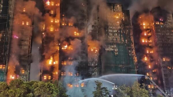 26일 오후 홍콩 타이포 지역의 아파트 단지에서 발생한 화재를 현지 소당당국이 진화 중이다. 연합뉴스