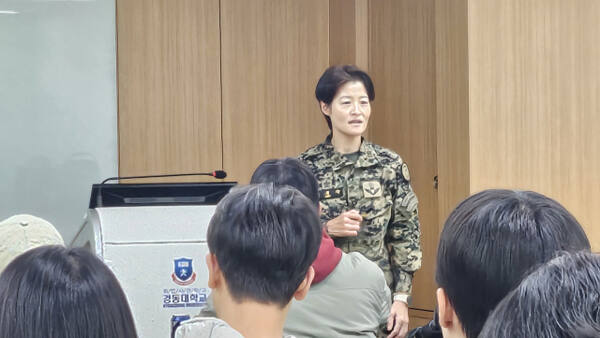 양주 경동대 메트로폴 캠퍼스에서 열린 여성커리어 간담회에서 김정아 원사가 여학생들에게 자신의 경험담을 설명하고 있다. 경동대 제공