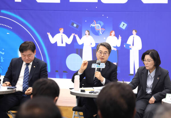 28일 안성시 금광면사무소에서 김동연 경기도지사가 지역주민들과 간담회를 하고있다. 경기도지사