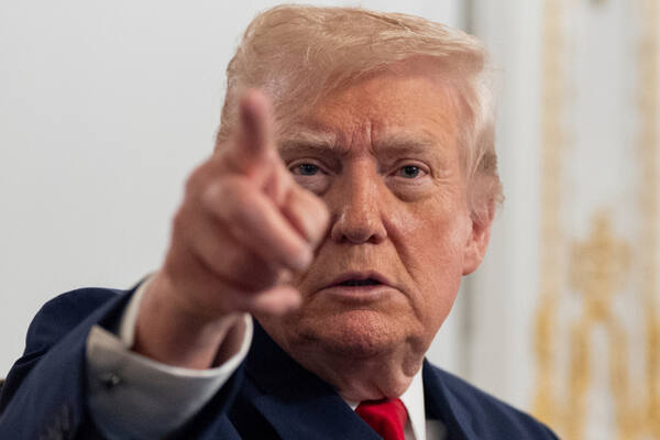 추수감사절 맞아 군 관계자들과 화상대화를 마치고 기자들과 대화하는 트럼프 대통령. AP=연합뉴스