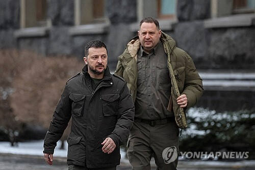 볼로디미르 젤렌스키 우크라이나 대통령(왼쪽)과 함께 우크라이나 전시체제를 이끌어온 안드리 예르마크 대통령 비서실장 [로이터 연합뉴스 자료사진. 재판매 및 DB 금지]