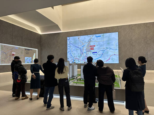 남양주왕숙 A-24, B-17블록 사전청약자들이 남양주시 별내동 816-1에 마련된 주택전시관을 둘러보고 있다. LH 경기북부지역본부 제공