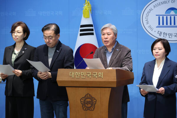 30일 서울 여의도 국회 소통관에서 조국혁신당 서왕진 원내대표 등 의원들이 '박성재 전 법무부장관의 조국혁신당 정치사찰' 주장 관련 기자회견을 하고 있다. 연합뉴스