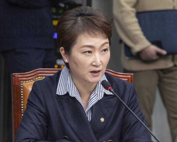 더불어민주당 이언주 최고위원이 24일 국회에서 열린 최고위원회의에서 이날 예정된 당무위원회에서 논의될 '당원 1인 1표제' 관련 발언을 하고 있다. 연합뉴스