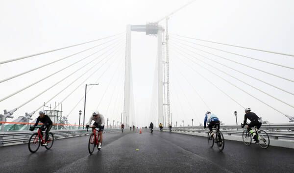 30일 제3연륙교 개통 기념 듀애슬론 대회 참가자들이 사이클을 타고 있다. 인천경제청 제공