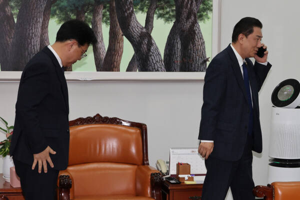 더불어민주당 김병기 원내대표와 국민의힘 송언석 원내대표(왼쪽)가 25일 서울 여의도 국회에서 대장동 사건 항소포기 여야 국정조사 등 쟁점에 대해 협상하기에 앞서 회동하고 있다. 연합뉴스