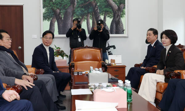 더불어민주당 김병기 원내대표와 국민의힘 송언석 원내대표가 30일 서울 여의도 국회에서 회동하고 있다. 연합뉴스